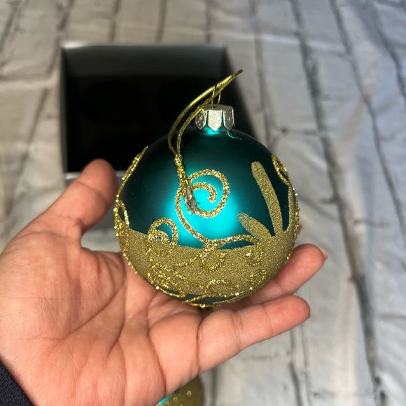 Seasons Design green with gold 4 ornaments - Picture 8 of 8